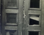 Drzwi boczne w II D.T. we Lwowie zniszczone przez policje.jpg