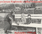 Janusz Kozlowski z lalka-policjantem, Radomsko 1939.jpg