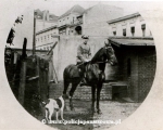 Stefan hr. Szydlowski na koniu, pies Bello.jpg