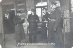 Patrol z Posterunku Kolejowego PP na dworcu kolejowym w Przemyslu .jpg