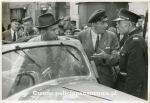 Warszawa, 09.1939, Julien Bryan w rozmowie z policjantem.jpg
