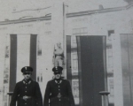 Dwaj policjanci przed pomnikiem Orlat Przemyskich.jpg
