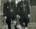 Dwaj policjanci z psem.jpg