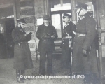 Patrol z Posterunku Kolejowego PP na dworcu kolejowym w Przemyslu .jpg