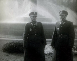 Policjanci przy fontannie w Parku Saskim.jpg