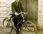Policjant z rowerem.jpg