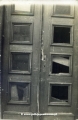 Drzwi boczne w II D.T. we Lwowie zniszczone przez policje.jpg