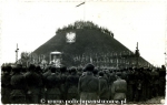 Oltarz polowy na tle kopca Wyzwolenia w Piekarach Sl.jpg