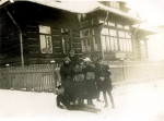 Przed willa Slazaczka, Zakopane 08.12.1925.jpg